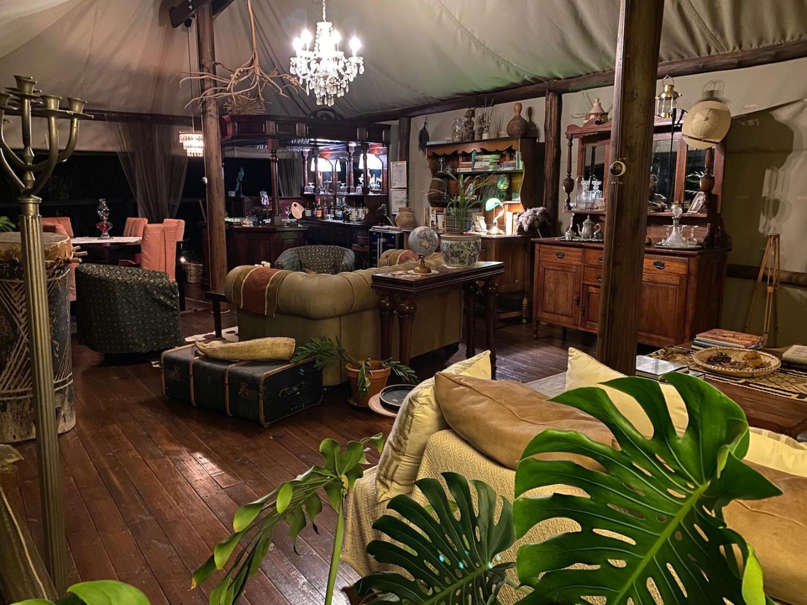 Out In Africa Wildlife Lodge 해먼스크랄 외부 사진